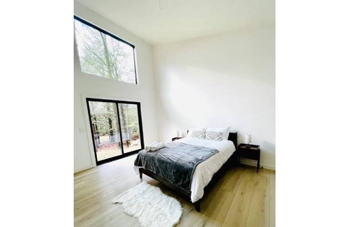Haines Falls House | Modern Ski Getaway with Floor-to-ceiling Windows
