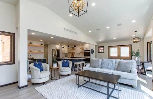 Rapid City House | Modern Smart House In The Woods with 2 King BDS 2 BA