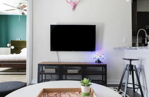 West Congress Apartment | Modern SoCo CozySuites w/2 Pools! #02