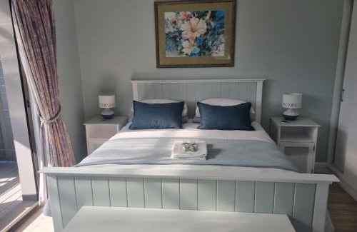 Plettenberg Bay Apartment | Modern Solar powered 1 bed studio apartment with amazing views