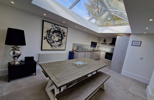 Merthyr Tydfil House | Modern & Spacious 5 Bedroom Bungalow with Parking