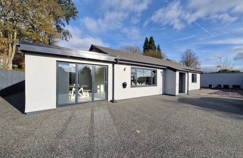 Merthyr Tydfil House | Modern & Spacious 5 Bedroom Bungalow with Parking