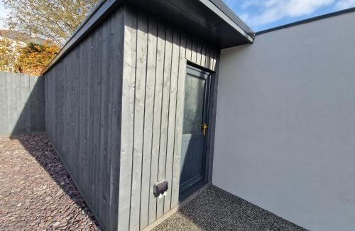 Merthyr Tydfil House | Modern & Spacious 5 Bedroom Bungalow with Parking Near Brecon Beacons & Bike Park Wales