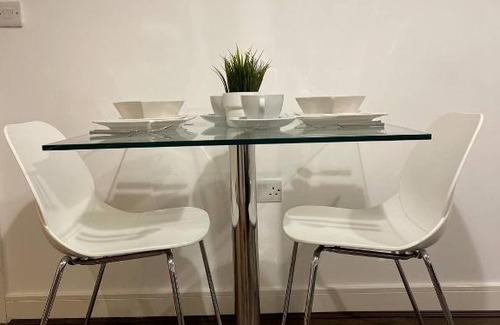 Bordesley Apartment | Modern Spacious 1 Bed Flat In Birmingham City Centre With Free Parking, Fast Free WiFi And Netflix