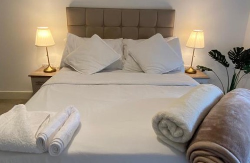 Bordesley Apartment | Modern Spacious 1 Bed Flat In Birmingham City Centre With Free Parking, Fast Free WiFi And Netflix