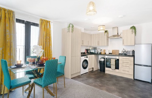 George Green Apartment | Modern Spacious 2 Bed 2 Bath Apartment