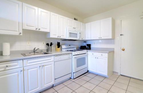 Aurora Highlands Apartment | Modern & Spacious 2BR Apartment at Crystal city