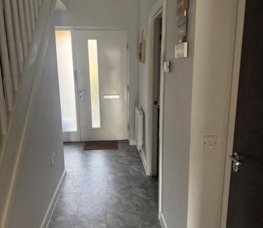 Borehamwood Apartment | Modern Spacious 3 Bedroom House in Hertfordshire