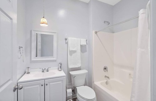 East Durham House | Modern| Spacious 3BR + 2B| 5 mins to DT Durham