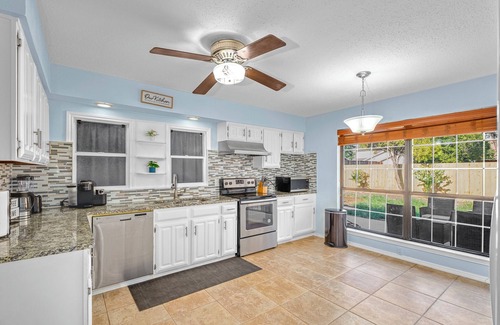 Garland House | Modern & Spacious 3BR Home in Garland
