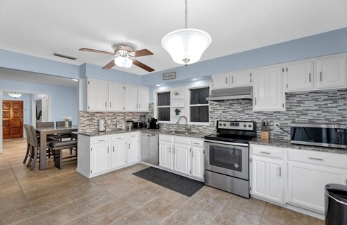 Garland House | Modern & Spacious 3BR Home in Garland
