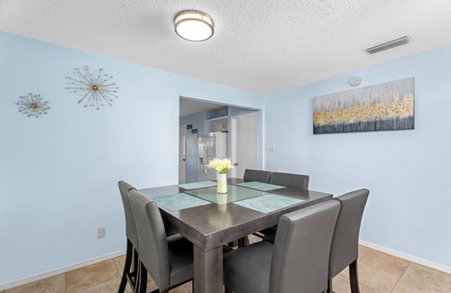 Garland House | Modern & Spacious 3BR Home in Garland