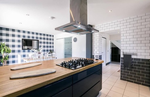 Dunbar House | Modern Spacious 4 Bedroom Property in Desirable Part of Town