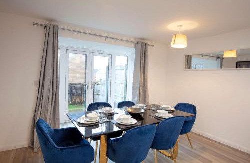 Yeovil House | Modern & Spacious 4 Bedroom House in Yeovil