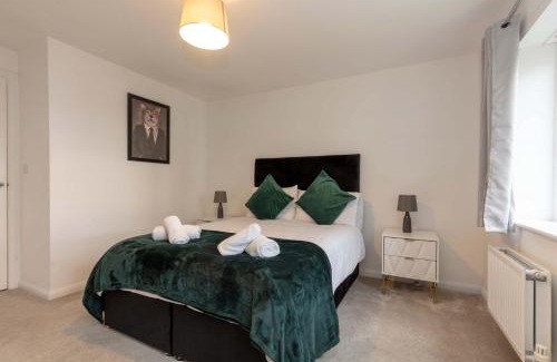 Yeovil House | Modern & Spacious 4 Bedroom House in Yeovil