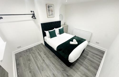 Liverpool House | Modern & Spacious, 4 BR , 9ppl FREE WIFI & Parking
