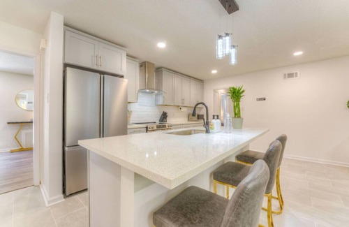 Raleigh House | Modern Spacious 4 BR Cottage