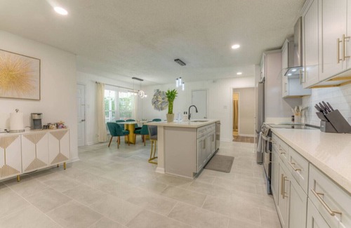 Raleigh House | Modern Spacious 4 BR Cottage