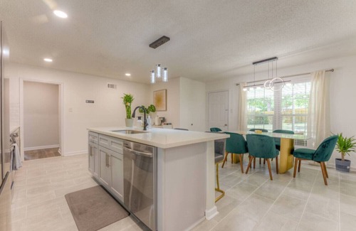 Raleigh House | Modern Spacious 4 BR Cottage