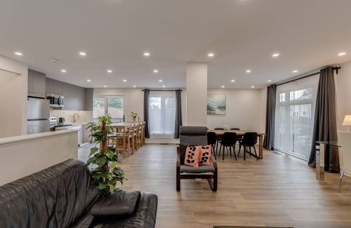 Newtonbrook House | Modern Spacious 6-Bedroom Retreat