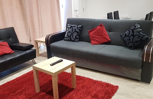 Greenhithe Apartment | Modern spacious Apartment with Balcony view & ensuite Master bedroom