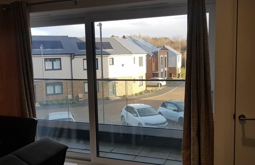 Greenhithe Apartment | Modern spacious Apartment with Balcony view & ensuite Master bedroom