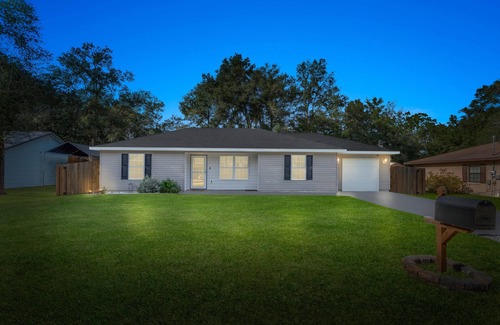 Dunnellon House | Modern Spacious Comfy 3 Bedroom 2 Bathroom Home Short Walk to Rainbow River