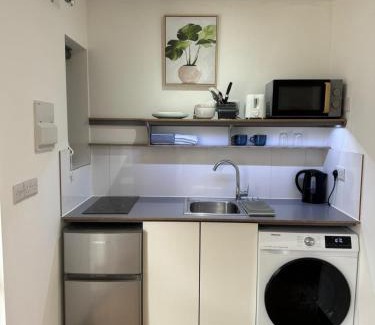 Crawley Apartment | Modern Spacious Crawley Studio