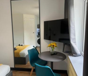 Crawley Apartment | Modern Spacious Crawley Studio