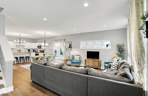 Near Northside House | Modern & Spacious Downtown Master Suite Palace!