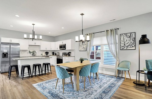 Near Northside House | Modern & Spacious Downtown Master Suite Palace!