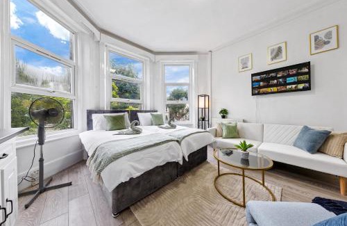 Brondesbury Apartment | Modern & Spacious Flat - Moments To City Centre - Sleeps 4