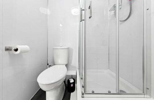 Brondesbury Apartment | Modern & Spacious Flat - Moments To City Centre - Sleeps 4