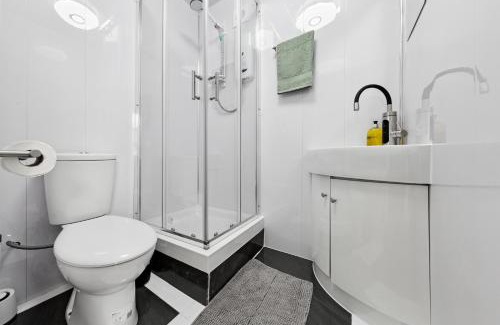 Brondesbury Apartment | Modern & Spacious Flat - Moments To City Centre - Sleeps 4