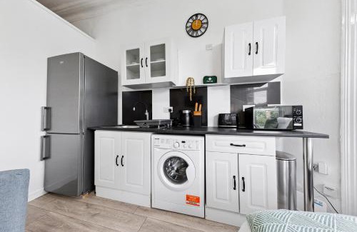 Brondesbury Apartment | Modern & Spacious Flat - Moments To City Centre - Sleeps 4