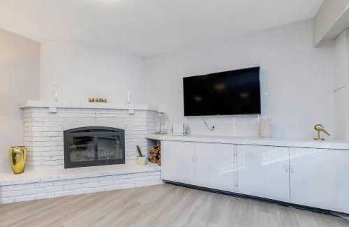 West Vancouver House | Modern Spacious Ocean-view Suite with Private Ent