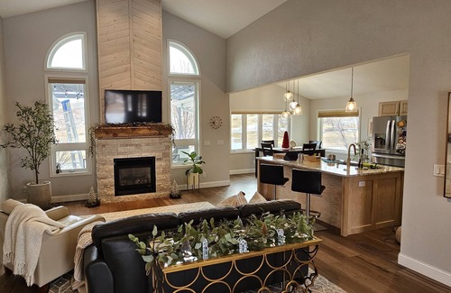 Rapid City House | Modern, spacious property off Wildhorse Drive