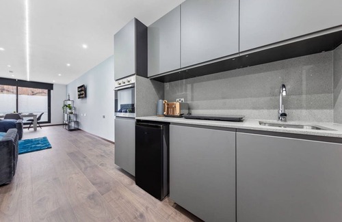 Golders Green Apartment | Modern Spacious Sleeps 4 Studio Golders Green
