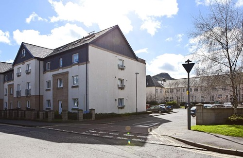 Gifford Apartment | MODERN, SPECIOUS, CENTRAL LOCATION, 3 BEDROOMS , 2 BATHROOMS , FREE CAR PAR