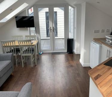 Portrush Apartment | Modern Split-Level 2-Bed Apartment with Balcony