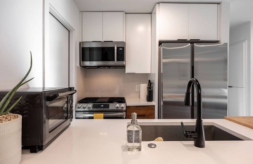 East Congress Condo | Modern St. Elmo 2 Bedroom 10 Min- Downtown/Zilker