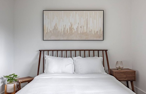 East Congress Condo | Modern St. Elmo 2 Bedroom 10 Min- Downtown/Zilker