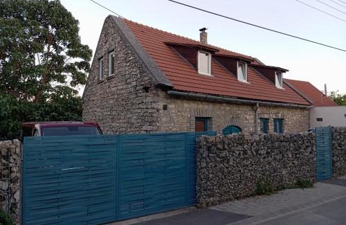 Balatonfured House | Modern stone house in Balatonfüred with jacuzzi
