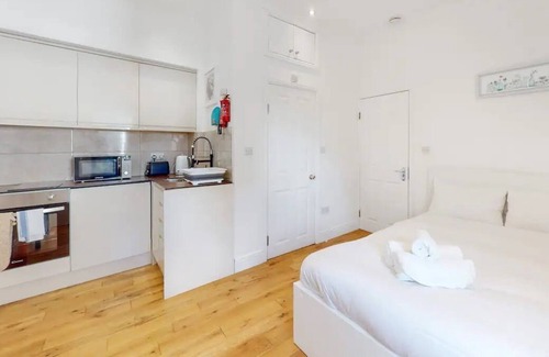 Friern Barnet Apartment | Modern Studio 1 Bed Flat Near Alexandra Palace