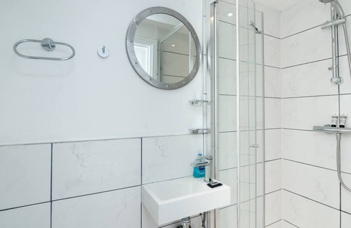 Friern Barnet Apartment | Modern Studio 1 Bed Flat Near Alexandra Palace
