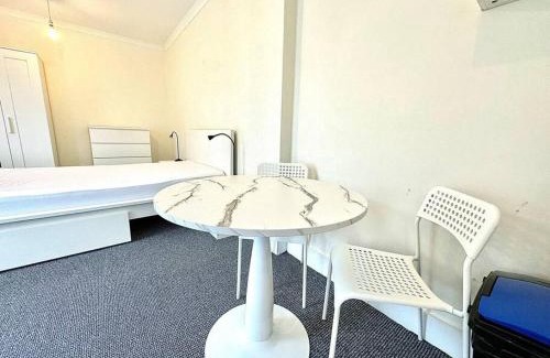 Wimbledon Apartment | Modern Studio 1 min Walk Station