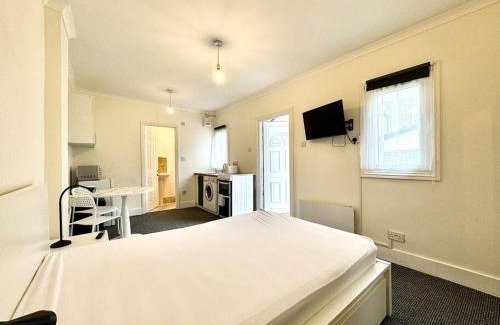 Wimbledon Apartment | Modern Studio 1 min Walk Station