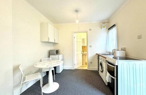 Wimbledon Apartment | Modern Studio 1 min Walk Station