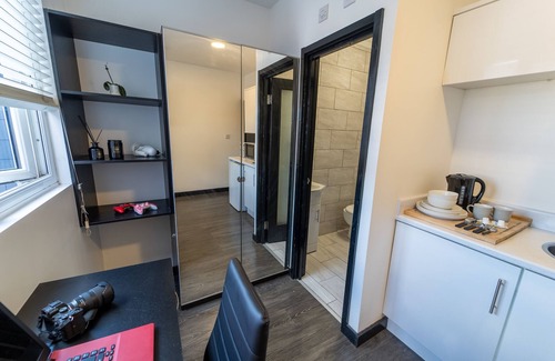 Selly Oak Apartment | Modern Studio 10 Mins on Train to City!