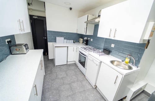 Selly Oak Apartment | Modern Studio 10 Mins on Train to City!